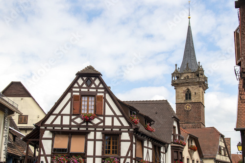 Obernai. Maisons typiques à colombages et beffroi. Alsace, Bas Rhin. Grand Est