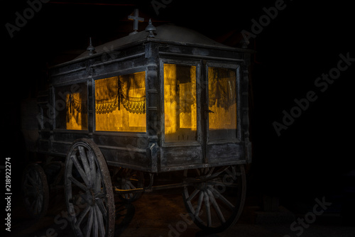 Obraz na płótnie Old and dusty hearse carriage