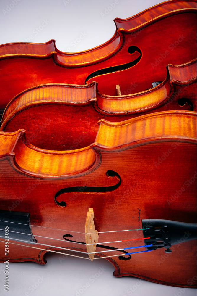 Obraz premium Three violins on a wihte background