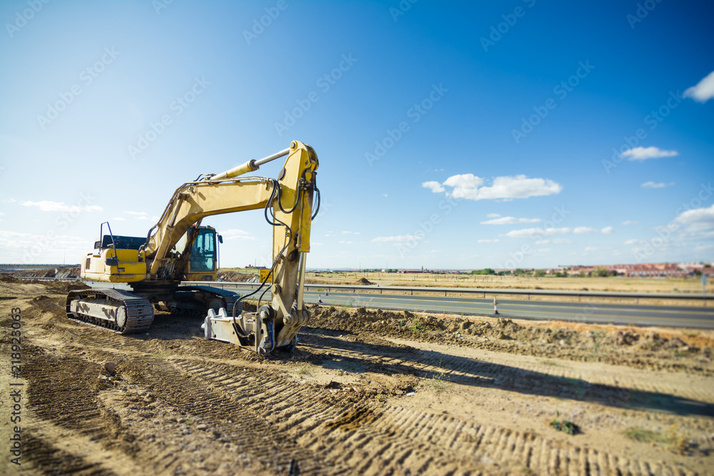 Obraz premium Hydraulic hammer in the process of building a road, moving and drilling ground and rock