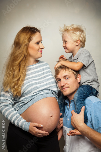 coole Familie erwartet ein Baby