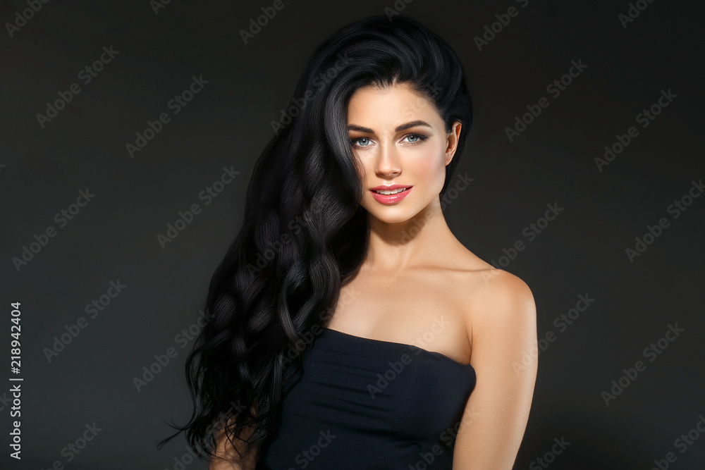 Naklejka premium Kobieta o czarnych włosach. Piękna brunetka fryzura moda portret na ciemnym tle