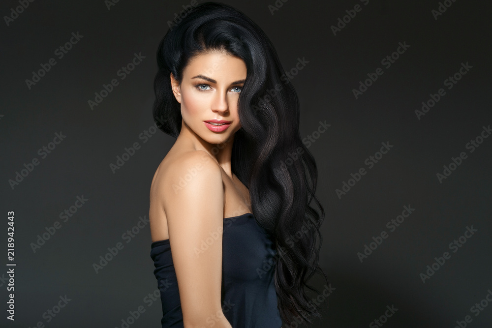 Fototapeta premium Kobieta o czarnych włosach. Piękna brunetka fryzura moda portret na ciemnym tle