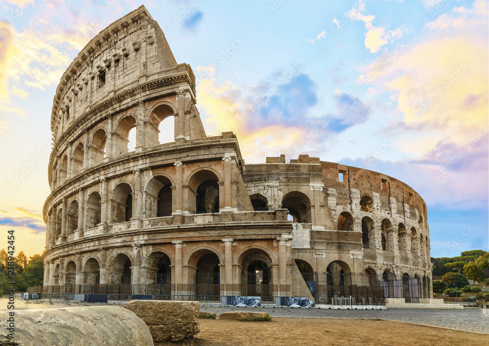 Fototapeta premium Koloseum w Rzymie o wschodzie słońca - Koloseum to jedna z głównych atrakcji turystycznych - Główny symbol Rzymu