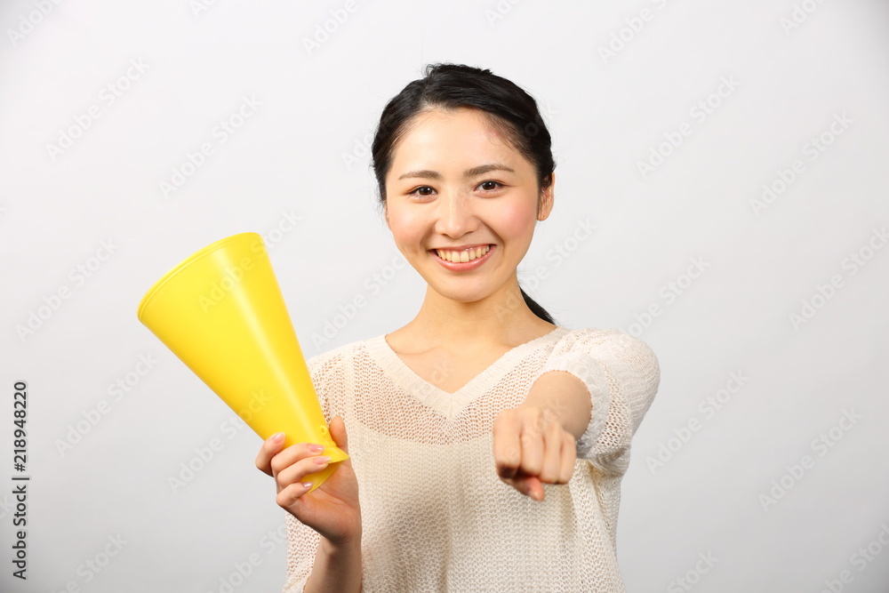 カジュアルな若い女性 カジュアルな若い女性