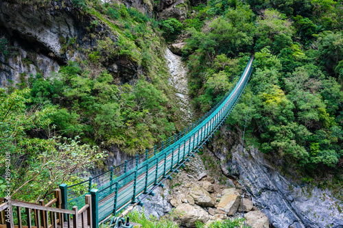 Fototapet Long footbridge which start the Zhuilu old hiking trail in Taroko gorge national
