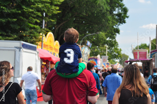 Kirmesbesucher auf dem Volksfest photo