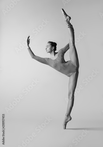Fototapeta Naklejka Na Ścianę i Meble -  A ballet dancer makes a twine