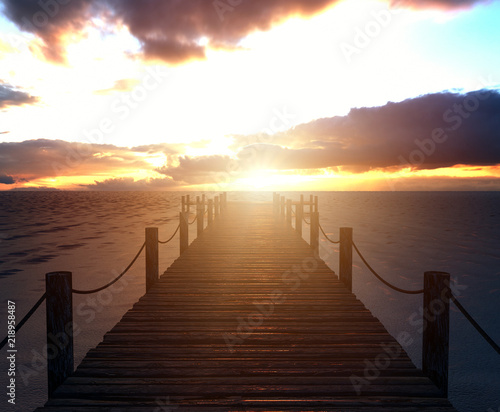 Einsamer Holzsteg am Meer bei Sonnenuntergang und Bewölkung