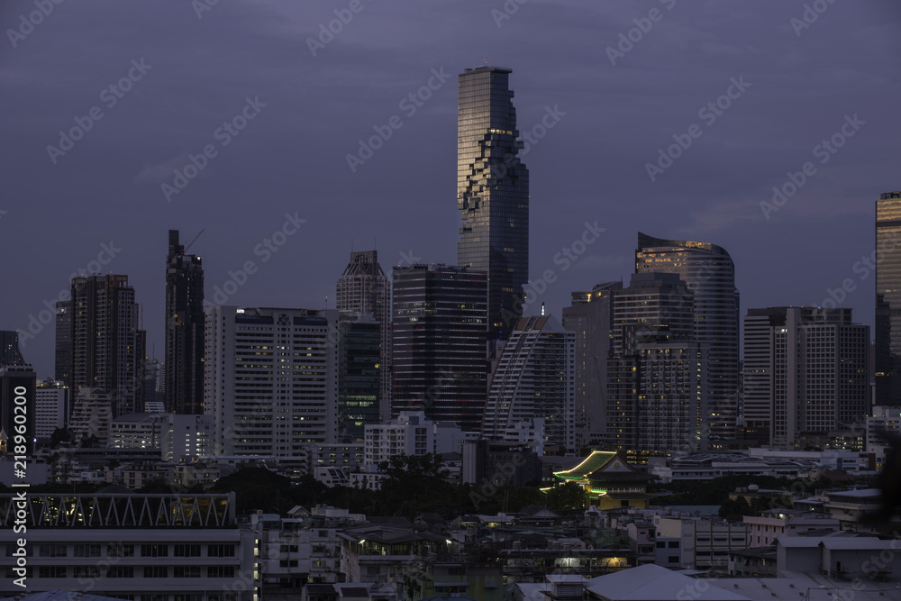 Φωτογραφία City scape of Bangkok business building and hotel in the sunset time