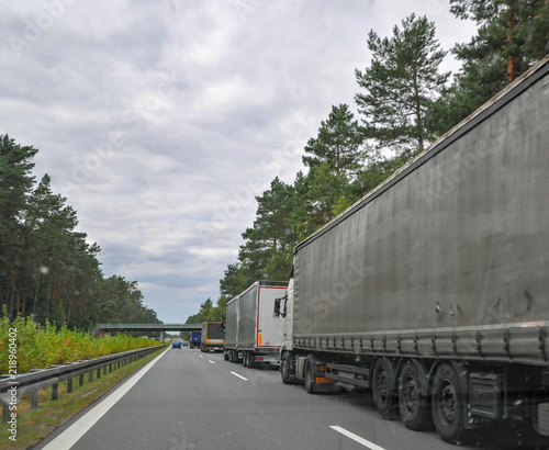 LKW auf Autobahn mit geringen Abstand Sicherheitsabstand zum vodermann, dichtes auffahren drängeln nötigen windschatten  photo