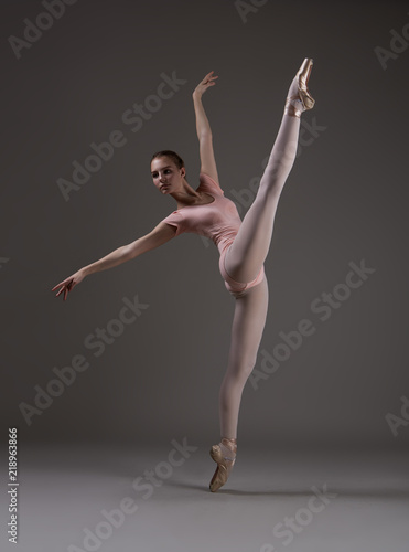 Ballerina in pink © Yevgeniy