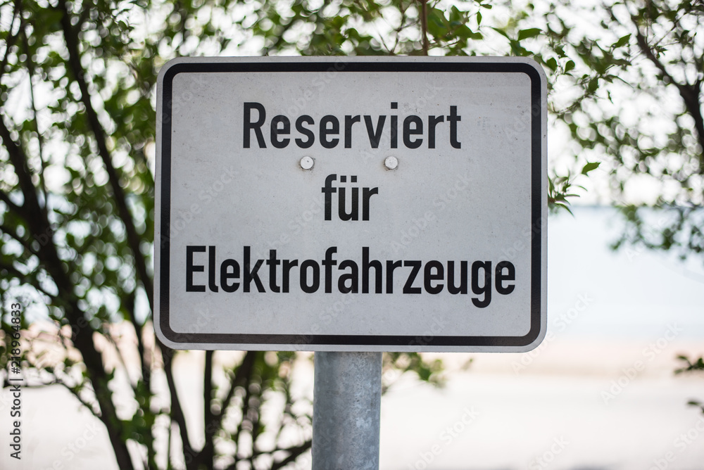 Schild an Stromtankstelle - Reserviert für Elektrofahrzeuge