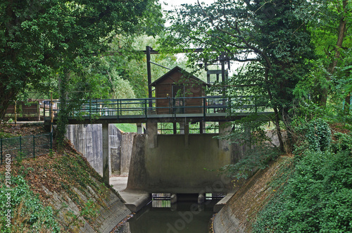 Vanne de régulation du niveau d'eau des rivières avec chalet de contrôle
 photo