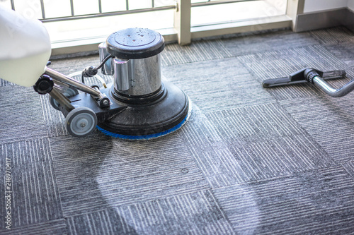 Obraz na płótnie floor care with machine w salonie