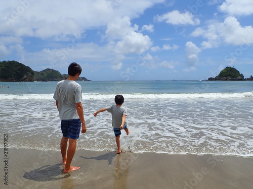弓ケ浜で遊ぶ父と子