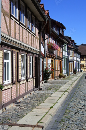 Kleine Gasse mit Fachwerkhäusern und Kopfsteinpflaster in Wernigerode