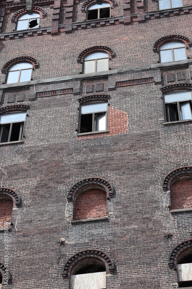 Fototapeta premium facade of old house in rome italy