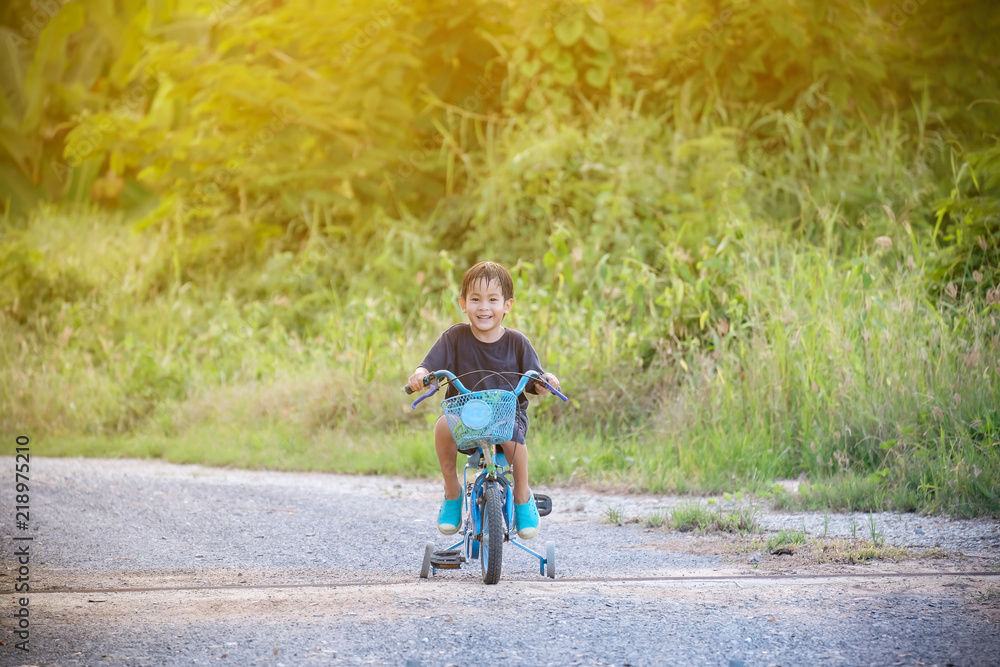 Obraz premium the boy is biking