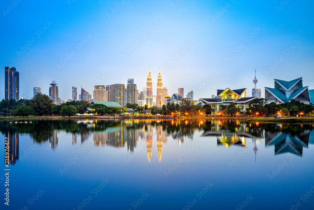 Naklejka premium Skyline Kuala Lumpur nad jeziorem o zmierzchu