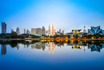 Tableau sur plexiglas Kuala Lumpur Kuala Lumpur au crépuscule sur lac  © Richie Chan