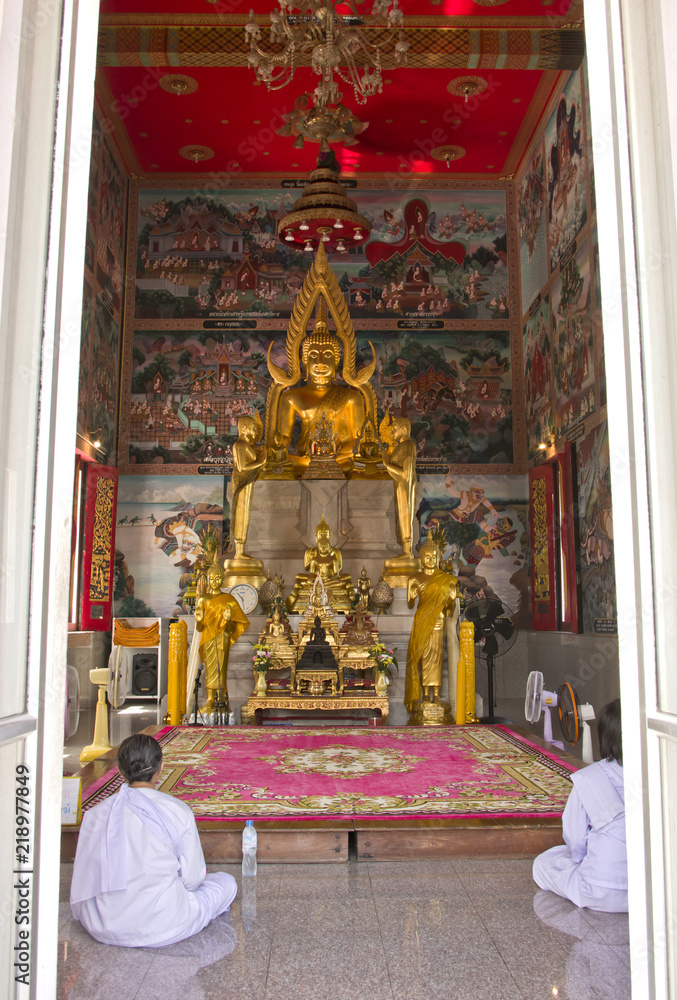 Obraz premium Meditation in front of the Buddha