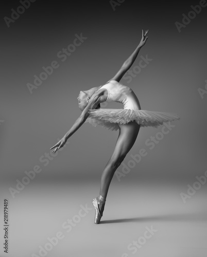 Foto Ballerina in a tutu and pointe shoes makes a beautiful pose