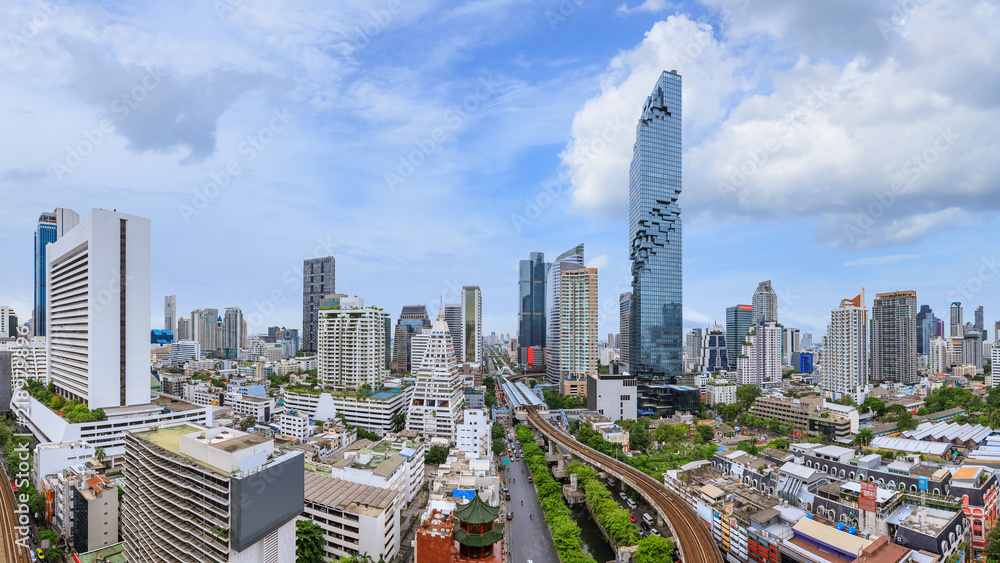 Obraz premium Bangkok business district cityscape with skyscraper at evening, Thailand