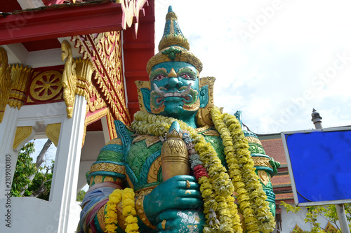 green giant statues in front of temples in Thailand © kayan_photo