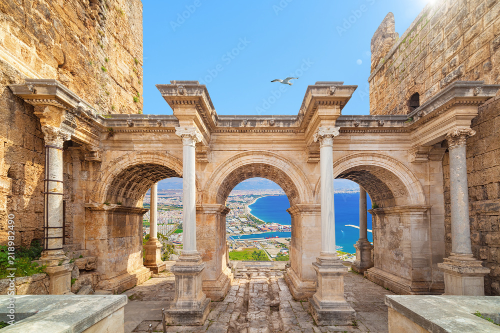 Naklejka premium Brama Hadriana - wejście do Antalyi w Turcji