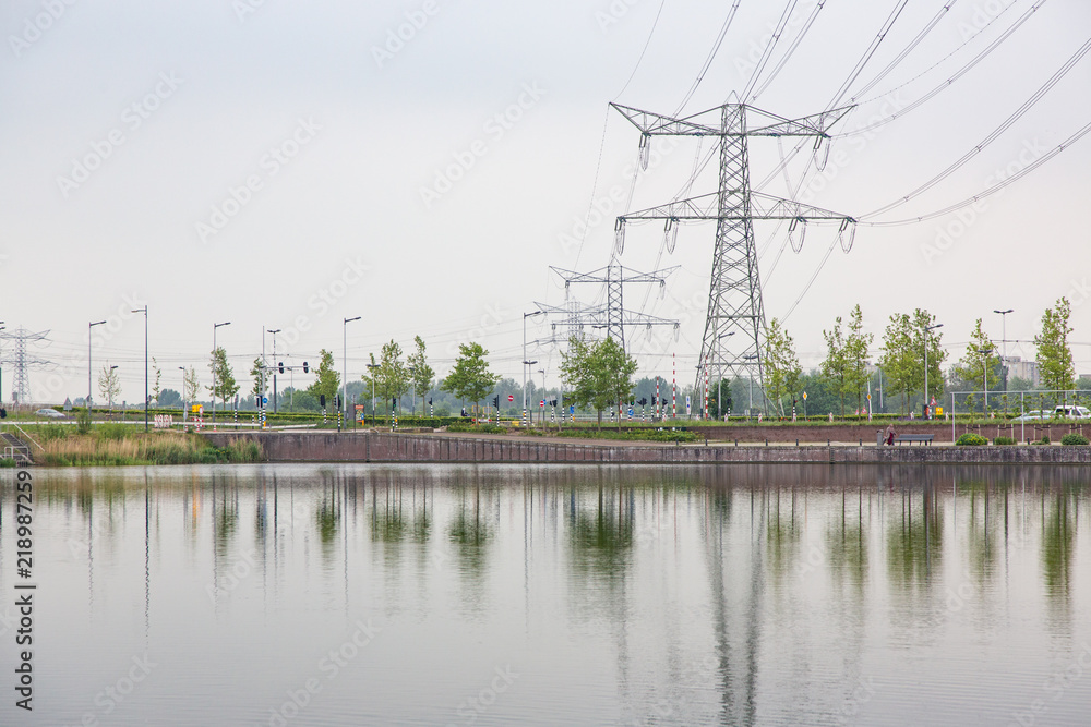 Torri per il trasporto della corrente elettrica situate sulla riva di un fiume