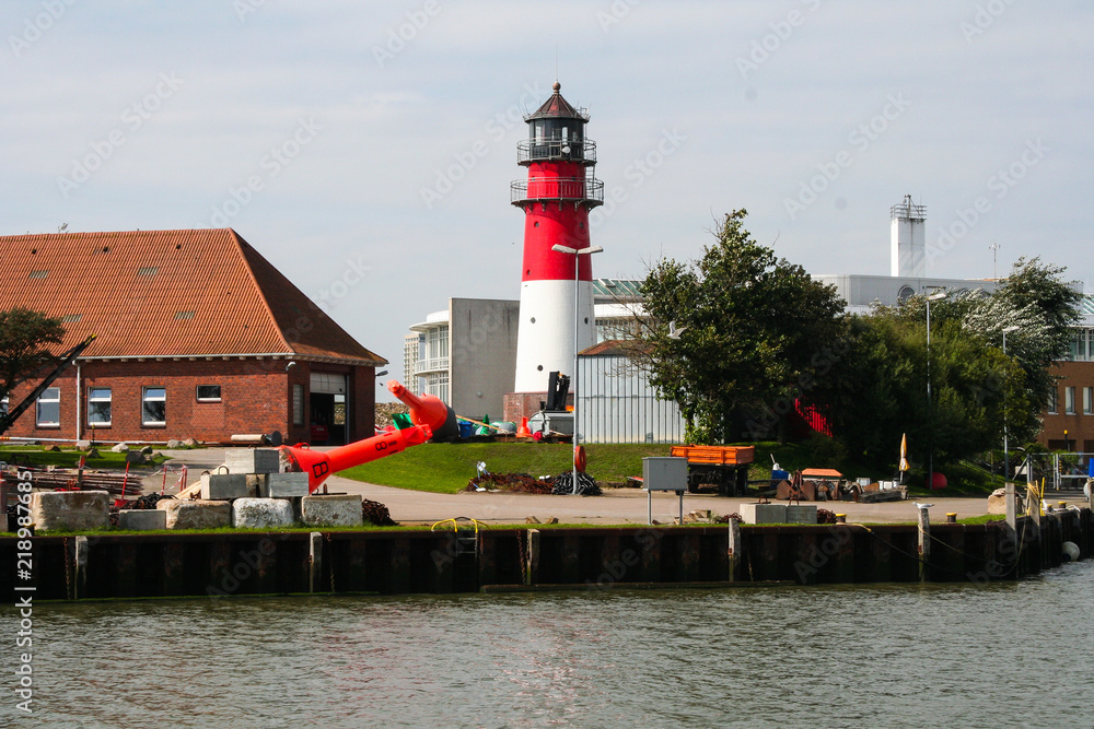 Büsumer Leuchtturm an der Hafeneinfahrt von Büsum an der Nordsee