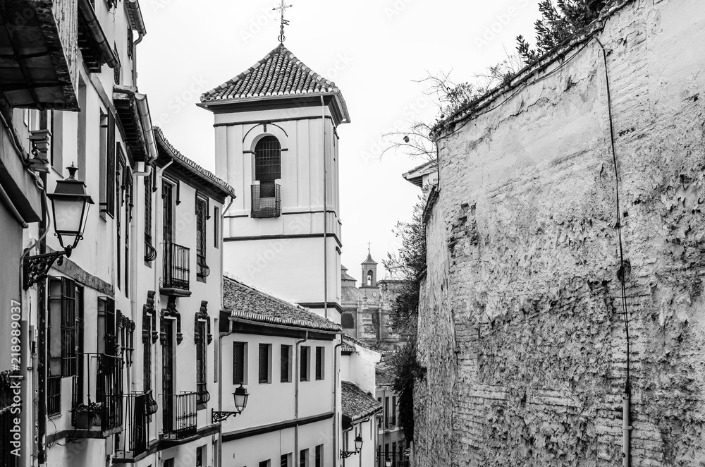 Naklejka premium Black and white image of a church in Granada, Spain