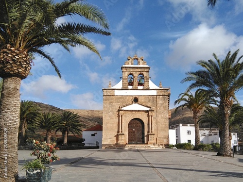 PLAZA CON IGLESIA Y PALMERAS