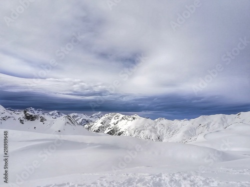 PANORAMICA MONTAÑAS NEVADAS Y CIELO CON NUBES