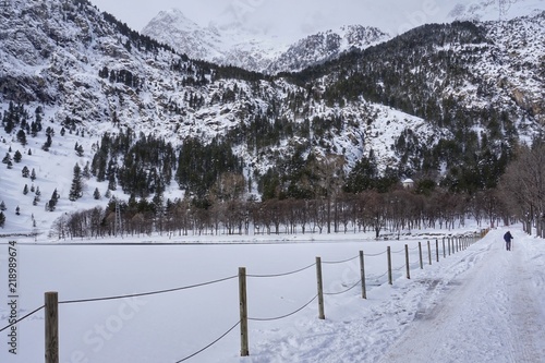 LAGO NEVADO CON MONTAÑAS AL FONDO