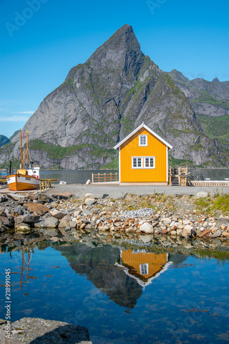 Fischerhütte in der Nähe von Reine (Lofoten)