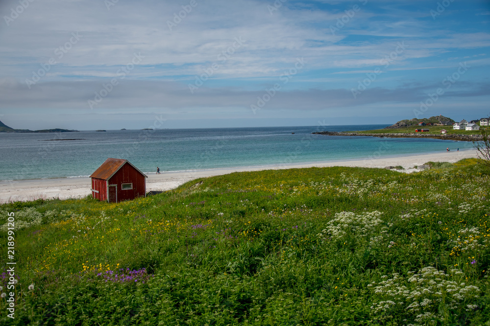 Bootshaus am feinen Sandstrand auf den Lofoten Bootshaus am feinen Sandstrand auf den Lofoten