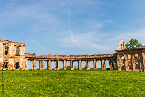 Fototapeta Colonnade of the Ruzhany palace complex, the largest monument of palace architec