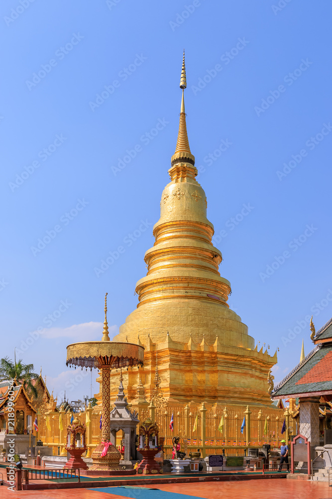 Fototapeta premium Golden pagoda at Wat Phra That Haripunchai Woramahawihan in Lamphun, north of Thailand