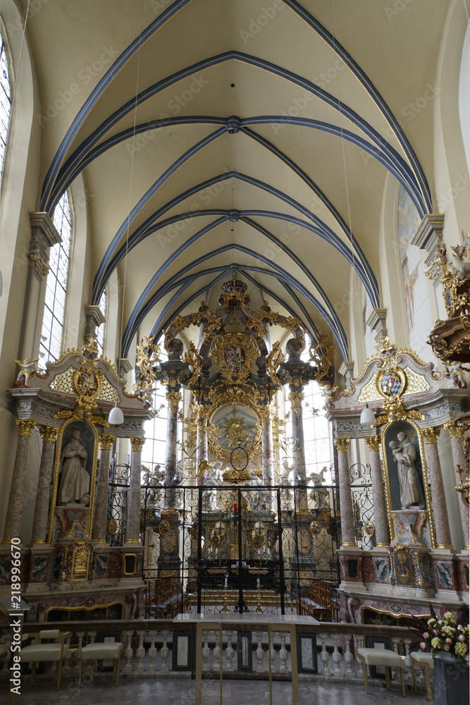 Fototapeta premium Pfarrkirche St. Maria von den Engeln - Hochaltar
