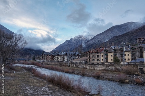 pueblo de montaña y rio