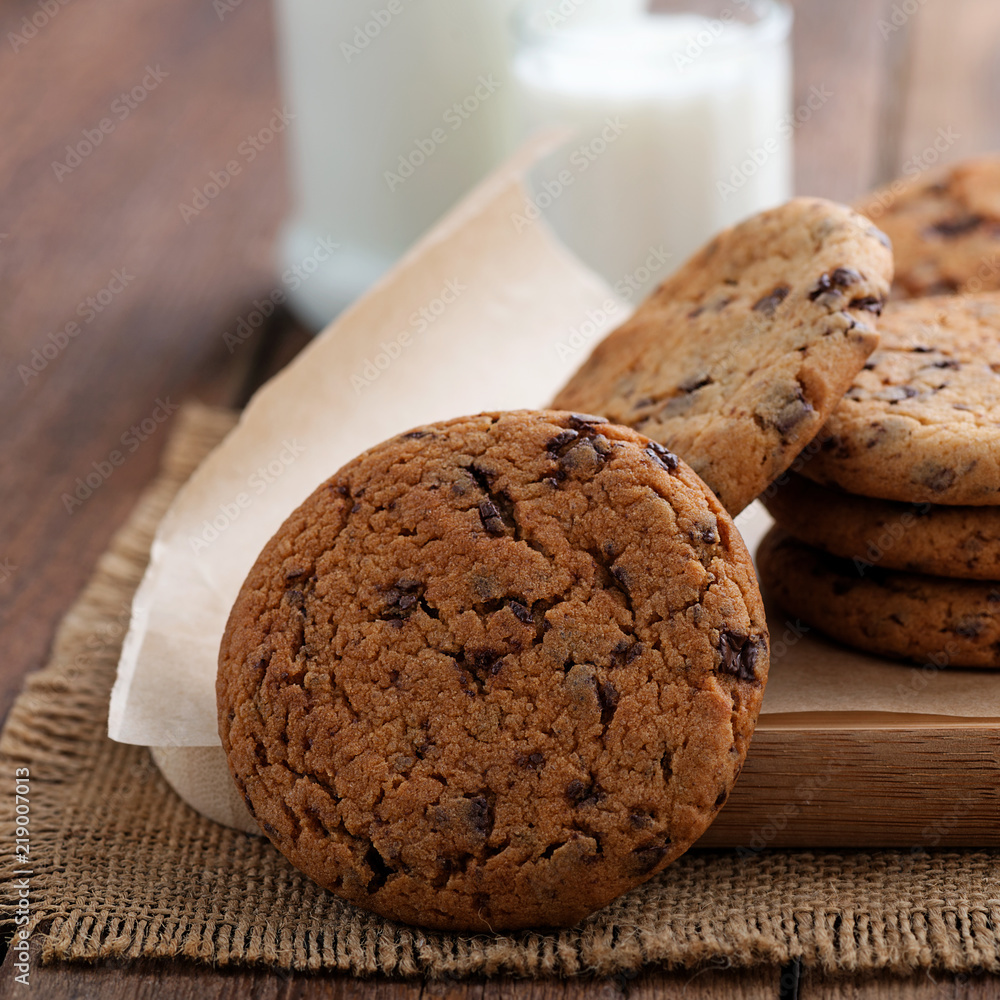 Fototapeta premium Chocolate chip cookies with milk 