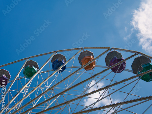 Teil von einem Riesenrad mit bunten Gondeln