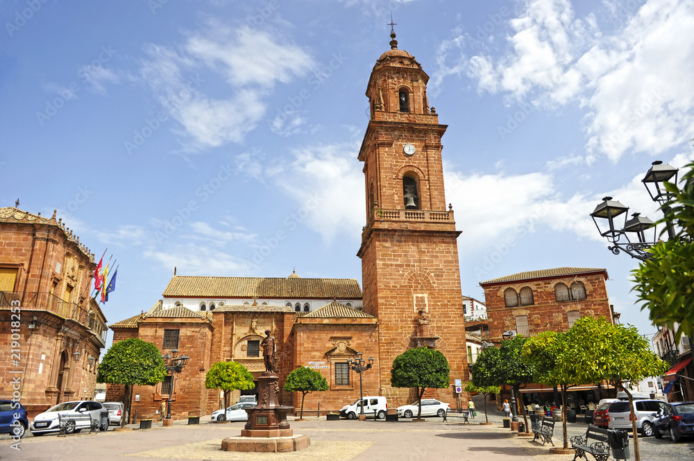 Plaza de España con la Iglesia de San Bartolomé en Montoro, provincia de Córdoba, Andalucía, España
