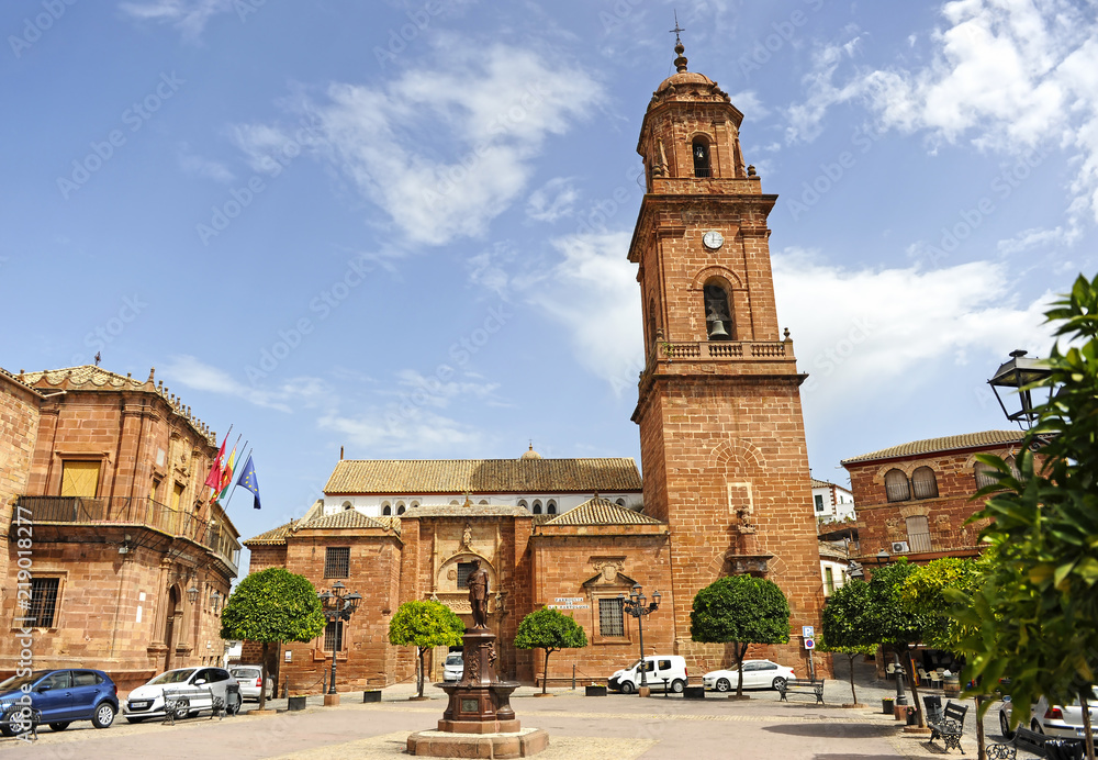 Montoro, Plaza de España con la Iglesia de San Bartolomé, pueblos de la provincia de Córdoba, Andalucía, España