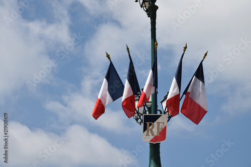 Drapeaux français fixés en haut d'un mât. photo