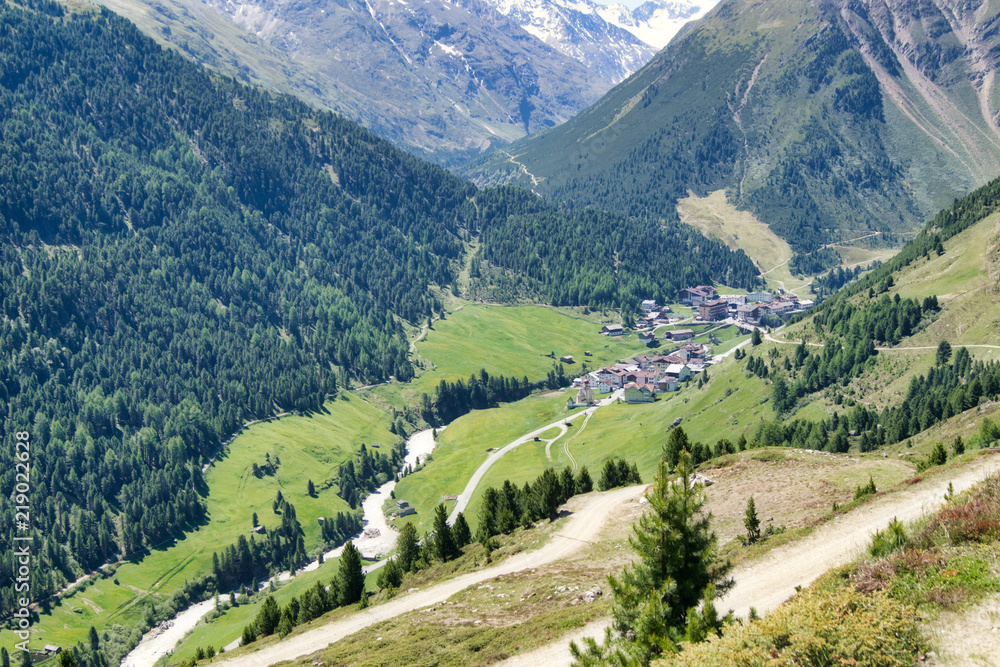 Tyrol w Austrii, górskie wędrówki Alpy w lecie, drogi i ścieżki, widok na alpejską dolinę, górskie piesze wycieczki