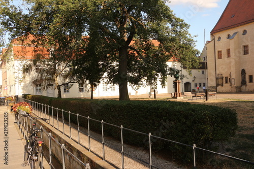 Kirchplatz der evangelischen Stadtkirche St. Marien im Zentrum von Lutherstadt-Wittenberg photo