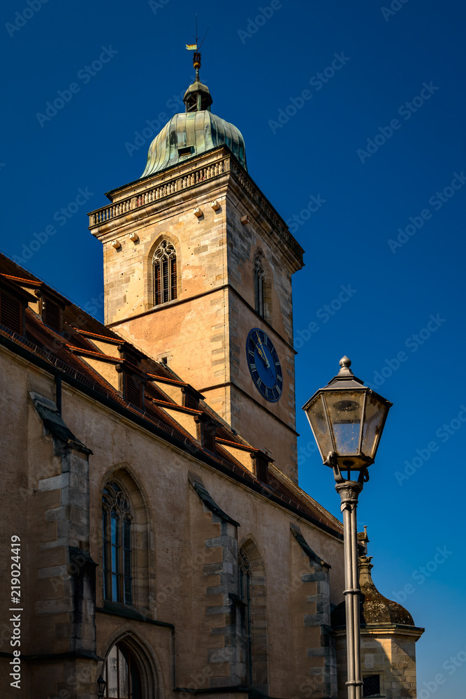 Der imposante Turm der Nürtinger Stadtkirche St. Laurentius von Nordosten
